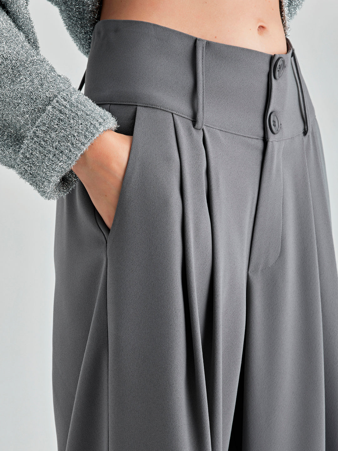 Elegant grey trousers featuring button-fastened waistband and wide-leg design