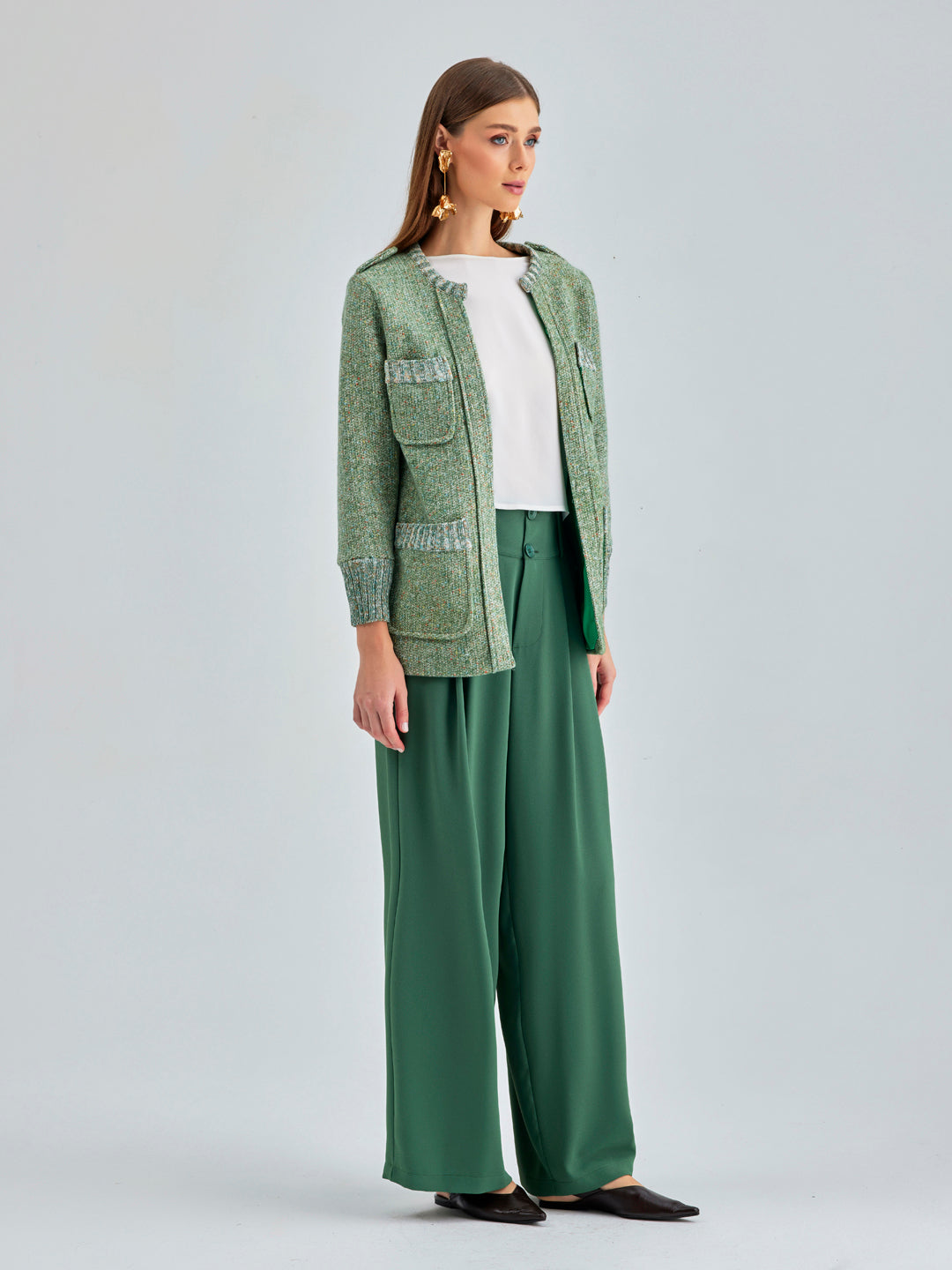 Modern green trousers with high-rise waist and wide-leg flow