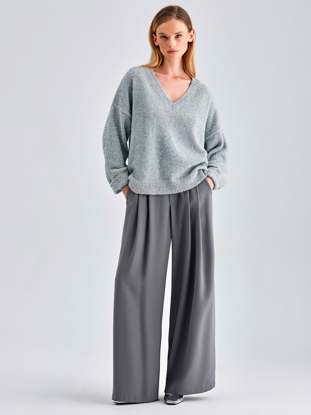 Sophisticated grey wide-leg trousers with belt loops and back pocket