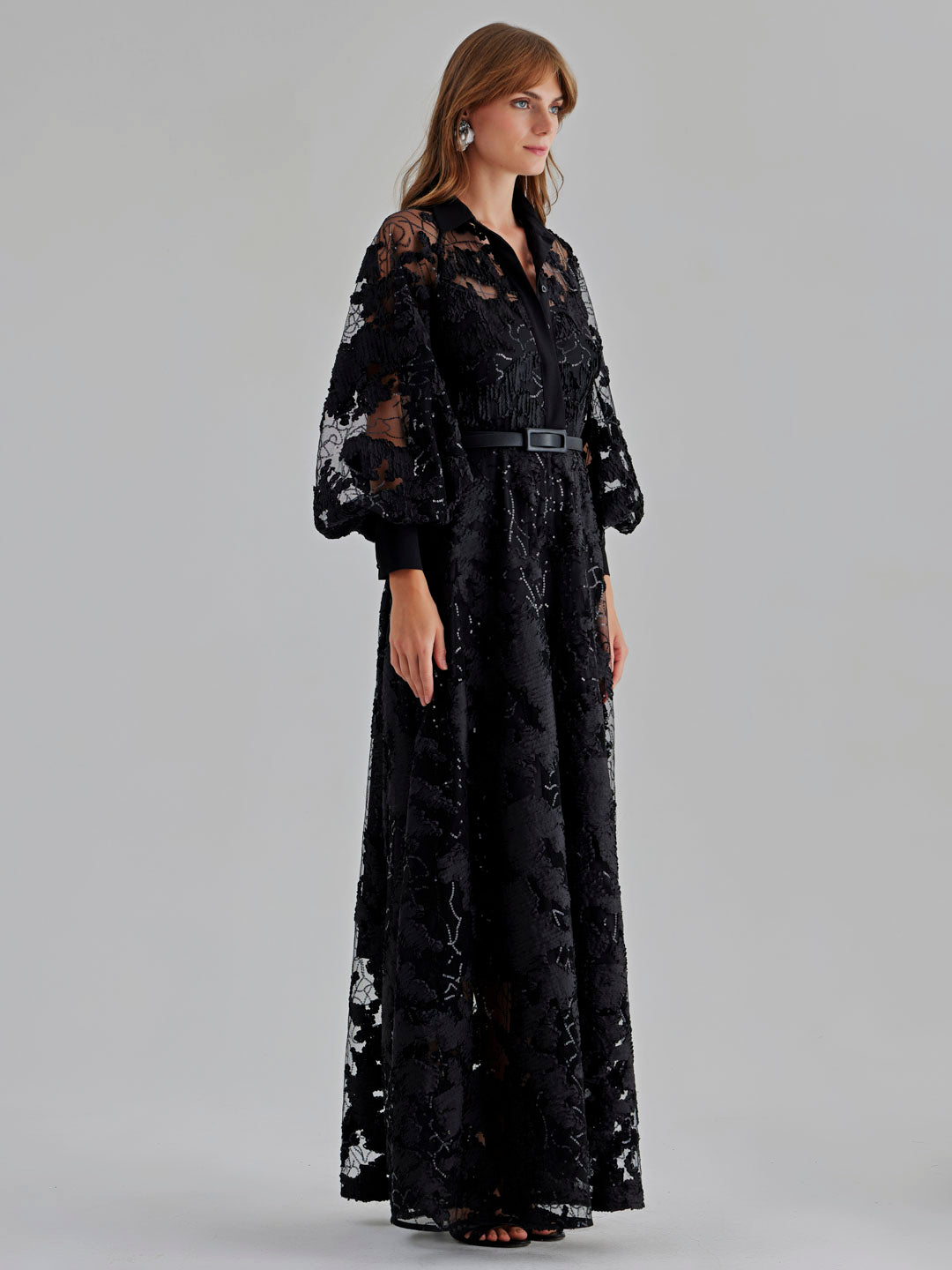 فستان صوفي مطرز بالترتر باللون الأسود