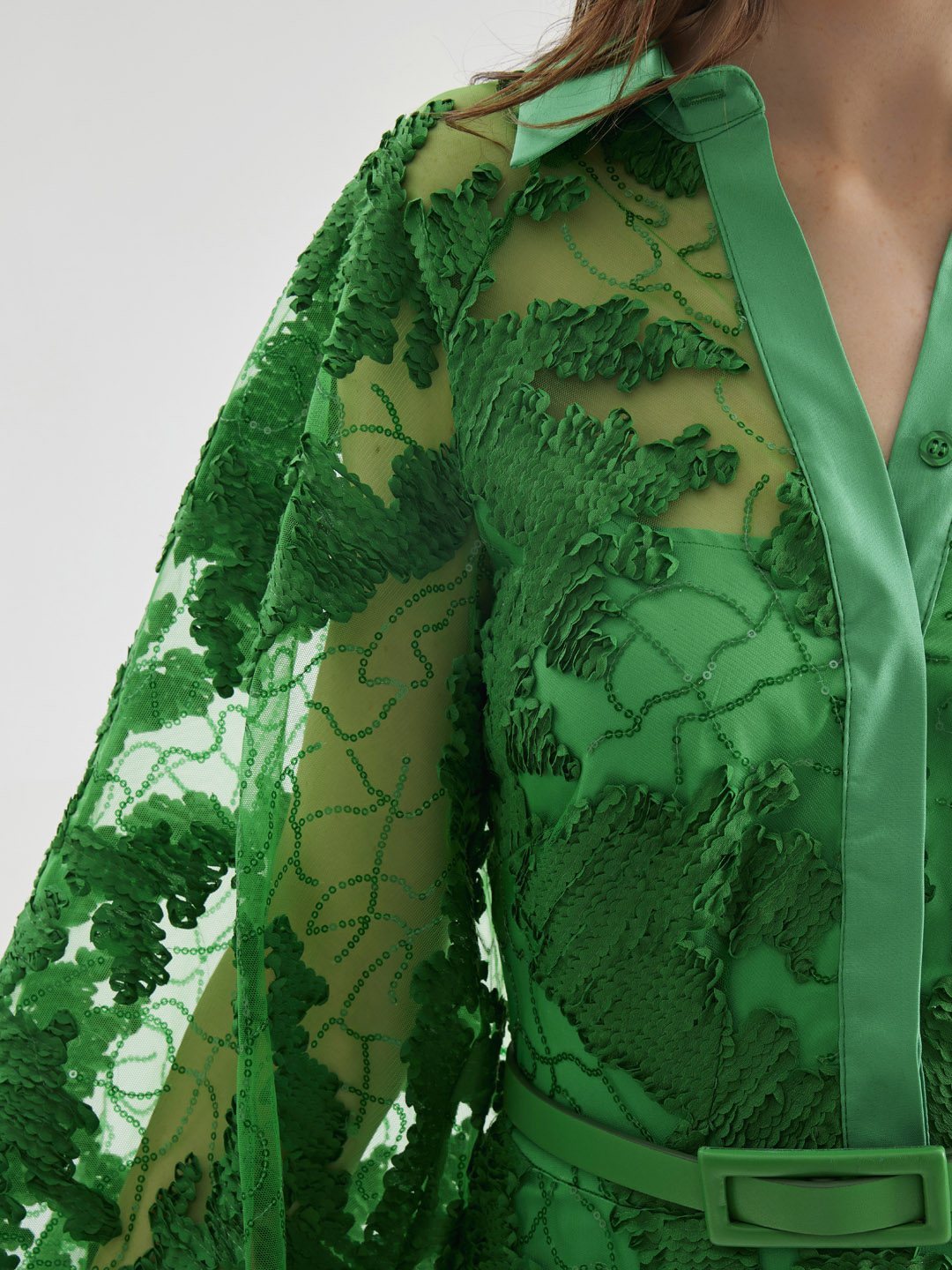 فستان صوفي مطرز بالترتر باللون الأخضر