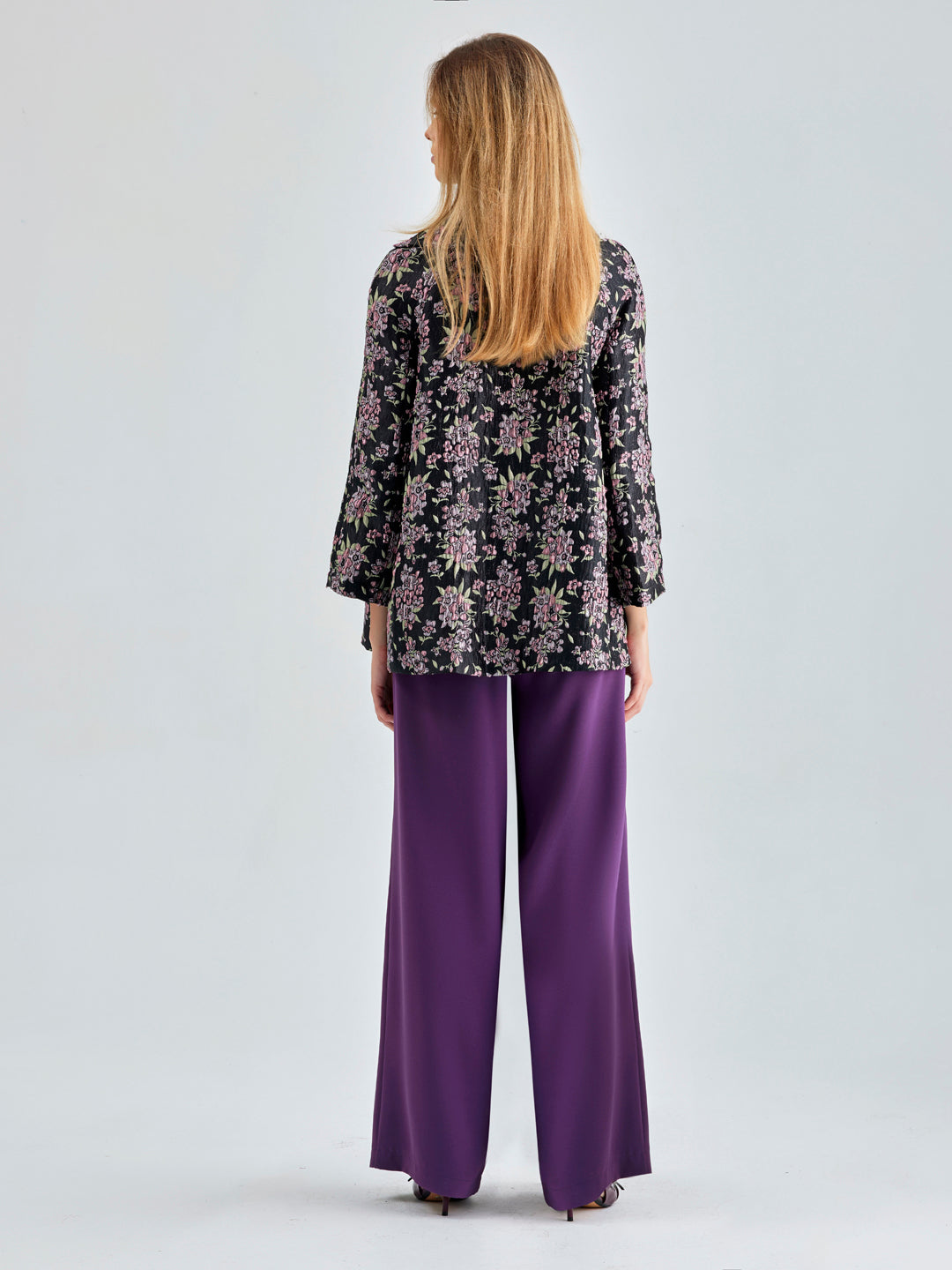 Refined wide-leg pants in violet with high waist and sleek, concealed zipper