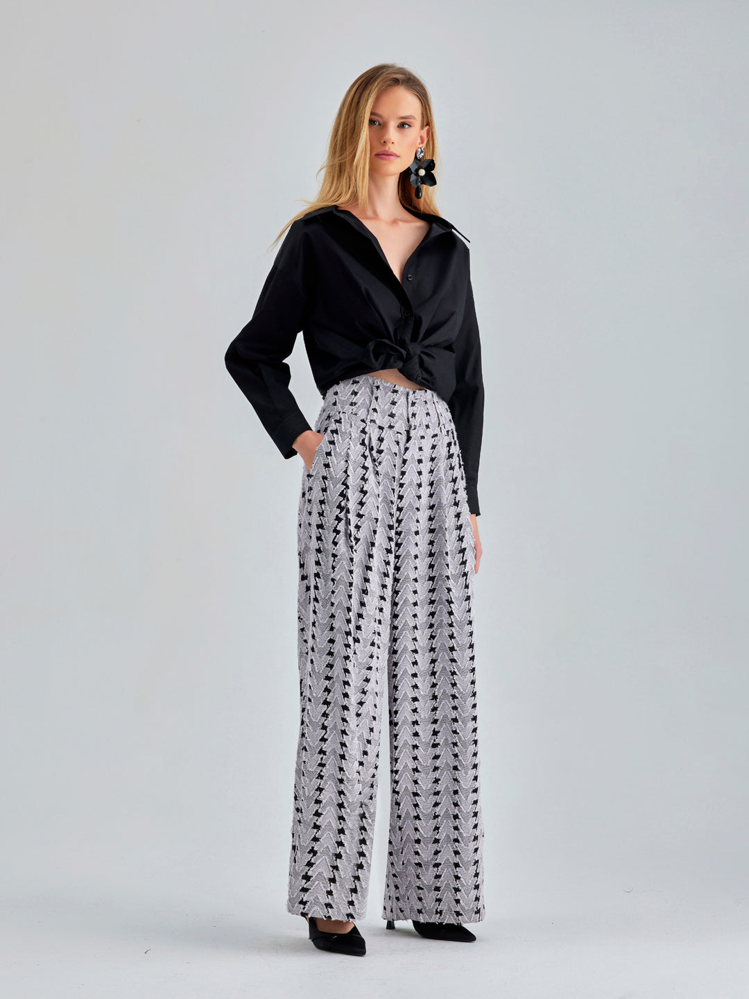 Sophisticated grey wide-leg pants with a functional front pocket and luxurious fabric