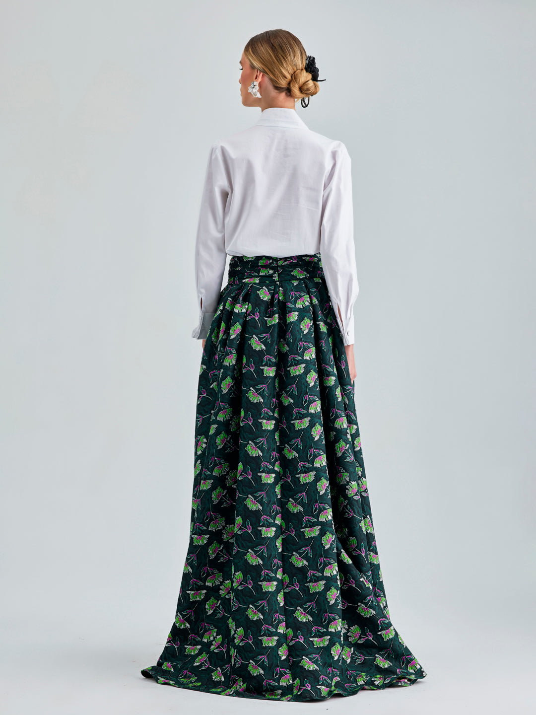 Enda Skirt in green multicolor, showcasing vibrant hues and timeless elegance