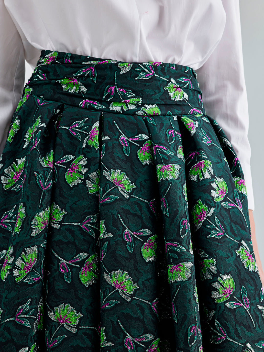 Enda Taffeta Skirt in green multicolor with practical pockets and a high-waisted, pleated design