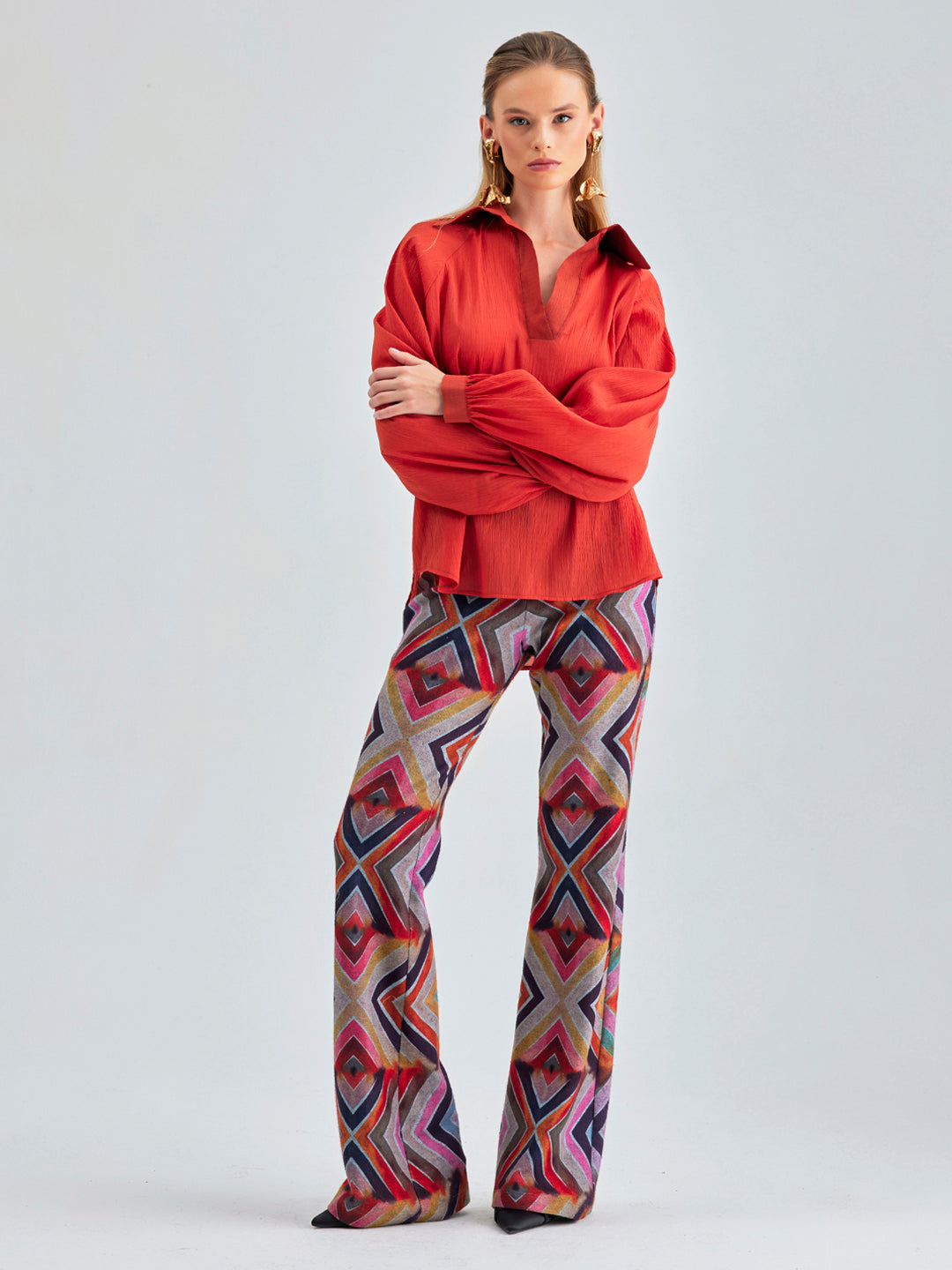 Colorful Siara Pants with wide-leg cut and energetic patterns in fiery reds and vivid pinks