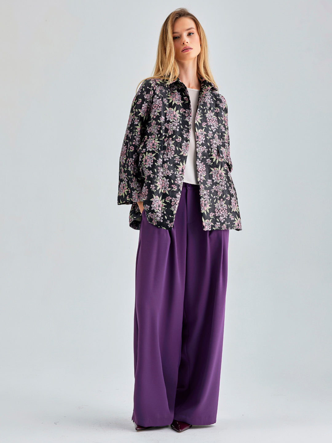 Chic violet trousers featuring a high waist and flowing wide-leg design